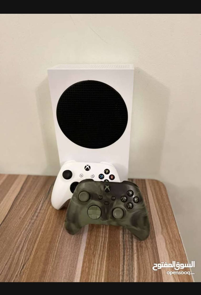 السلام عليكم اكس بوكس سيريس اس واحد تيرا ويا جويستكات ثنين اصليات اصدار 25 جديد لوك  يخبل شخط واحد ما بيه ب430 قفل مستعجل على البيع مكاني واسط الكوت للاستفسار خاص او واتساب ***********
