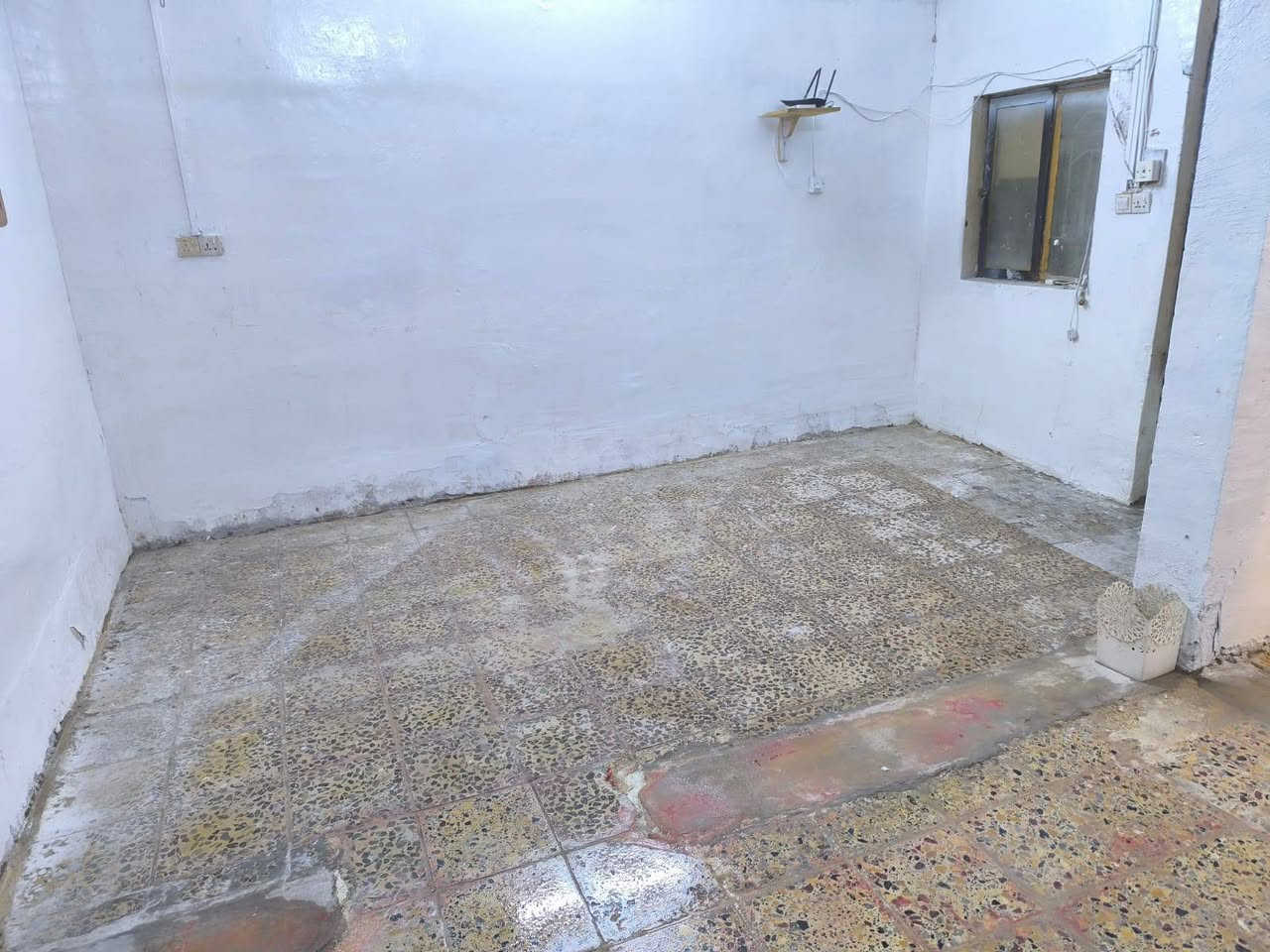 دار للبيع مساحه 160
نوع العقار تجاوز 
يحتوي عله غرفه 4/4
وكليدور 7/4 
ومطبخ 3/3
ومخزن صغير 1ونص / 1 ونص 
وصيحات داخليه غربي شرقي 
ويحتوي عله طارمه وصحيات خارجيه 
ويحتوي عله ارض وراء البيت ما مبنيه 
عنوان دار خلف مول اهل الخير  فرع ابي غرق 
الاستفسار ***********
