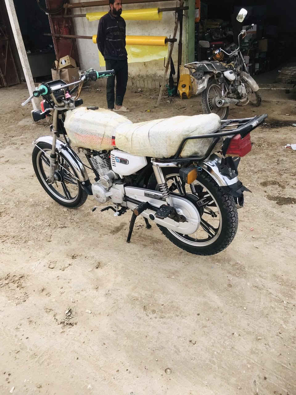 السلام عليكم دراجه سيفان موديل 2020 مكفوله كفاله عامه اوراق اصولي العنوان حله نيل السعر 475 وبيها مجال 
*********** واتس
