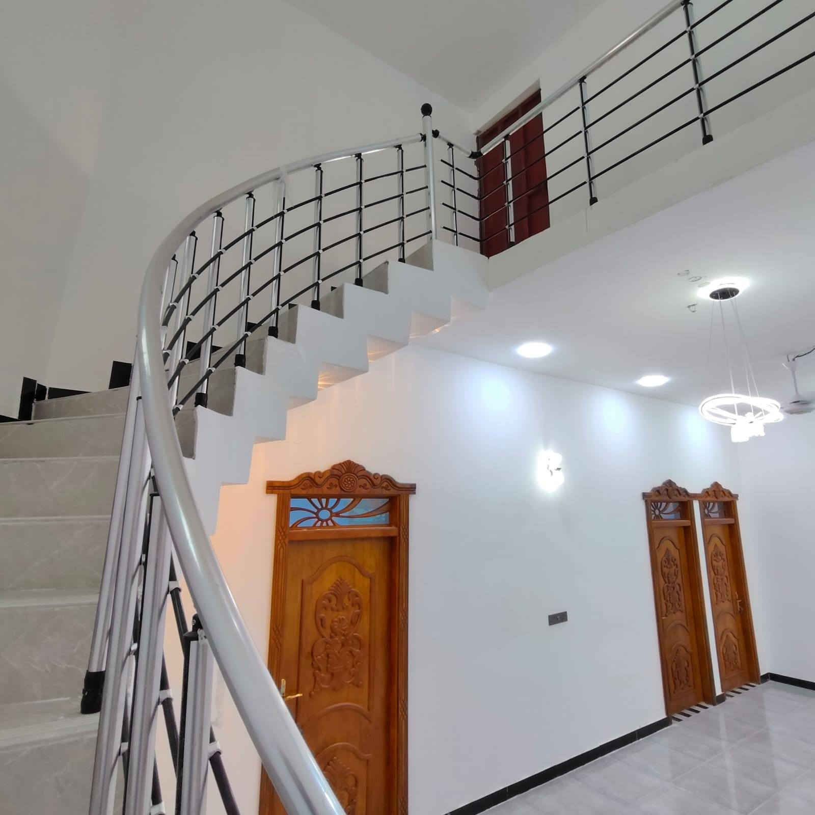 اسعد الله اوقاتكم بكل خير 💢 
احبتي متوفر دار سكن البيع المساحه 270متر🔷
بيت كلش حلو 
عنوان البيت البصره أبو الخصيب حمدان 🟥
قريب علا سايدين الداخلي حدود 1000متر موقع كلش راقي 🟥
طبعن البيت جديد وشقل 1/1

البيت يحتوي على 
3قرف منام 
2صالات
ديوان 
مطبخ حار وبارد 🔴
وصحيات داخليه وخارجيه ♦️
نوع العقار طابو زراعي عراقي 
سند 25💢
سعر البيت ب160اوبي مجال 
باقي الستفسار والنتصال علا 

***********
