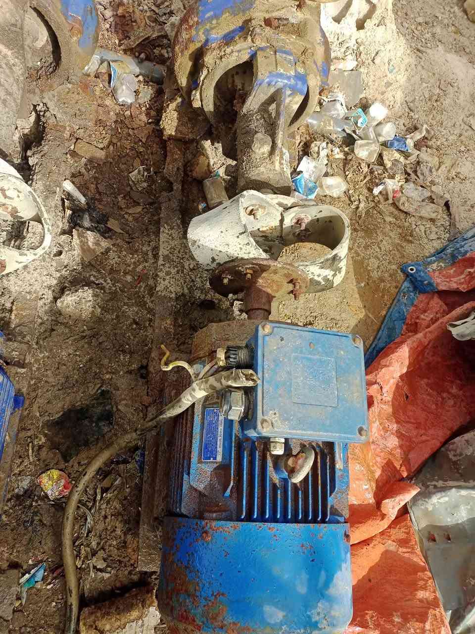 ماطورين 15 حصان صيني وثلاث خنازير 5فى4 للبيع للمعلومات الاتصال على ***********
