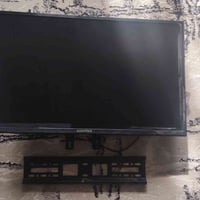 شاشة نوع الحافظ  حجم 32 بوصة هيا والقاعدة هم وياها الي تثبت بالحايط بد...