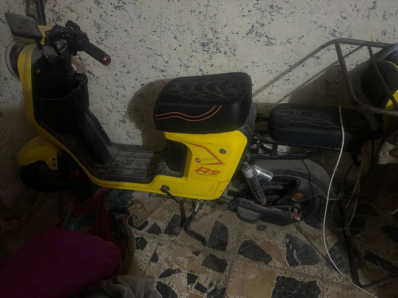 سلام عليكم دراجه R9 جديده بعدها كلشي بيها شغال عوزها بس بطاريات نقص بطارياتها احتركن عندي وعفتها متروكه دراجه حلوه ونضيفه سماعه بلوتوث ونشرات وعداد كلشي شغال بيها حته دبلات بيها وبايدرات اشاير يمنه ويسره ورباعيه ولايت عالي وناصي و3نمر سرعته الحقيقه 75 او اكثر ماعرف بالشاشه تقره 99  عايفها متروكه كاتلها التراب  عارضها ب350 مكاني بغداد زعفرانيه .
***********
