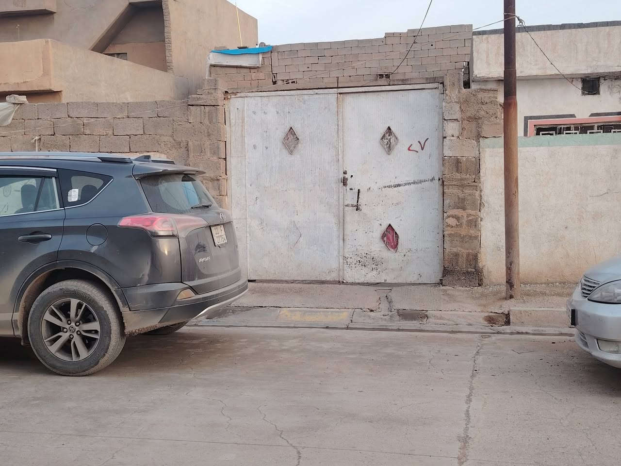 بيت للبيع طابو شرط التحويل بسم شخص واحد 240 مترالحويجه حي العسكري قرب بيت ستاذ حاضر القاضي  السعر 70 وبي مجال الاستفسار ***********
