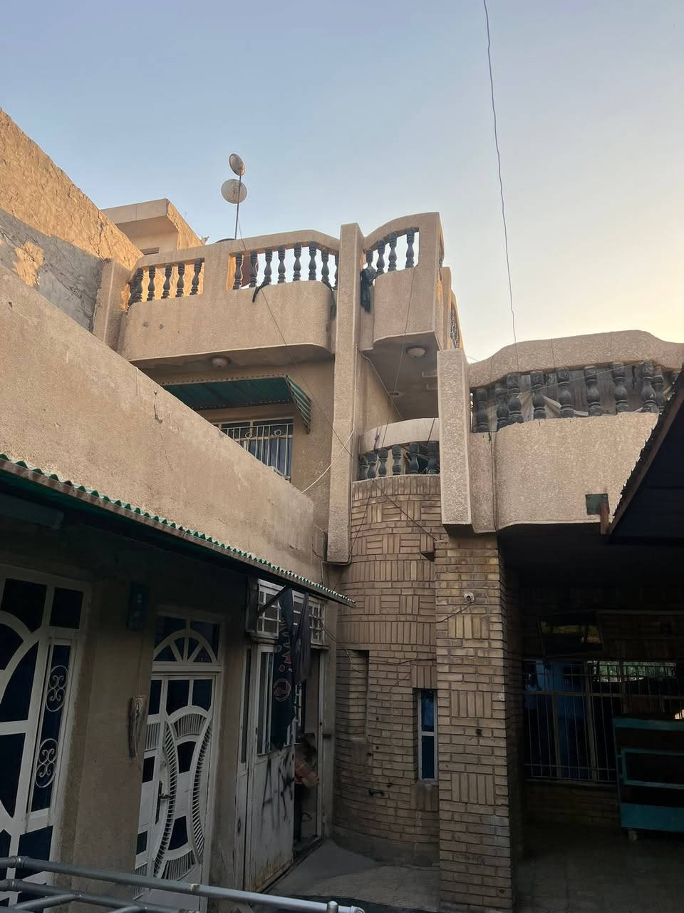 بيت طابقين مساحة ٣٠٠ ركن ٧ غرف  مع تشجير ٦٠٠ متر العبيدي الر ئاسه ***********
