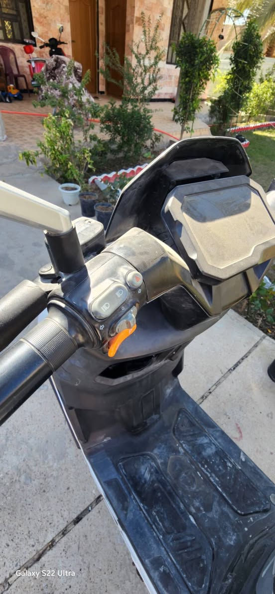 🔥 دراجة ريان شحن – وحش الكون 🔥
⚡ مستخدمة – 
🔋 البطارية الأصلية
شركة TAILG
نوع كرافين
تمشي بالشحنه الوحده 80km
⚡ 72 فولت
🔋 35 أمبير
📏 مسطرة
💰 السعر: ٩٠٠ وبيهه مجال
📍 المكان: واسط صويره 
***********
🚀 فرصة ممتازة للي يريد دراجة قوية ونظيفة وجديدة بسعر ممتاز
#معروض_للبيع
#دراجات_الريان
