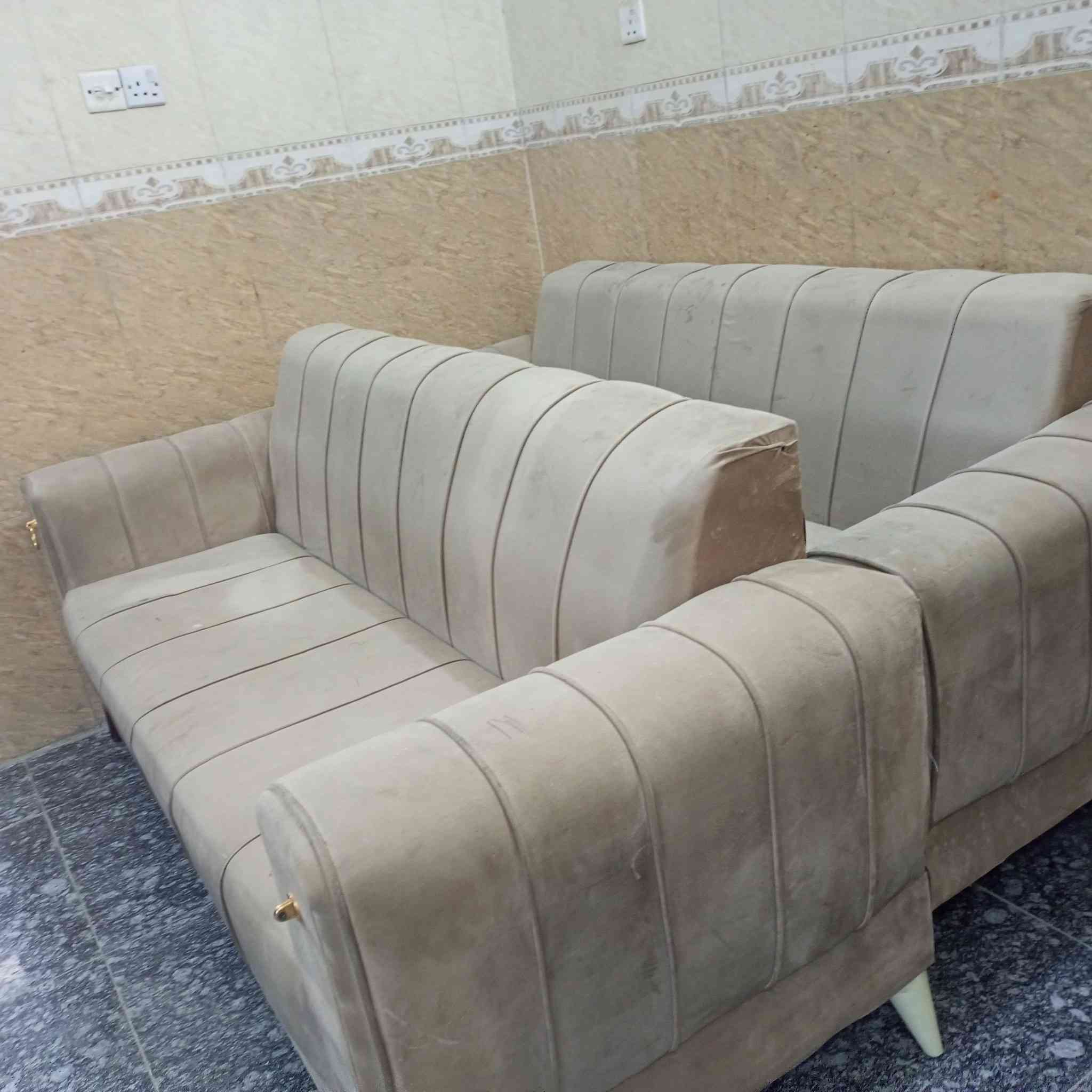 تخم مستعمل ٨ نفر ٣ قطع السعر ٧٥ ألف بابل الحمزه الغربي حي الدولار قرب عماره دكتور ناجي أتصال ***********
