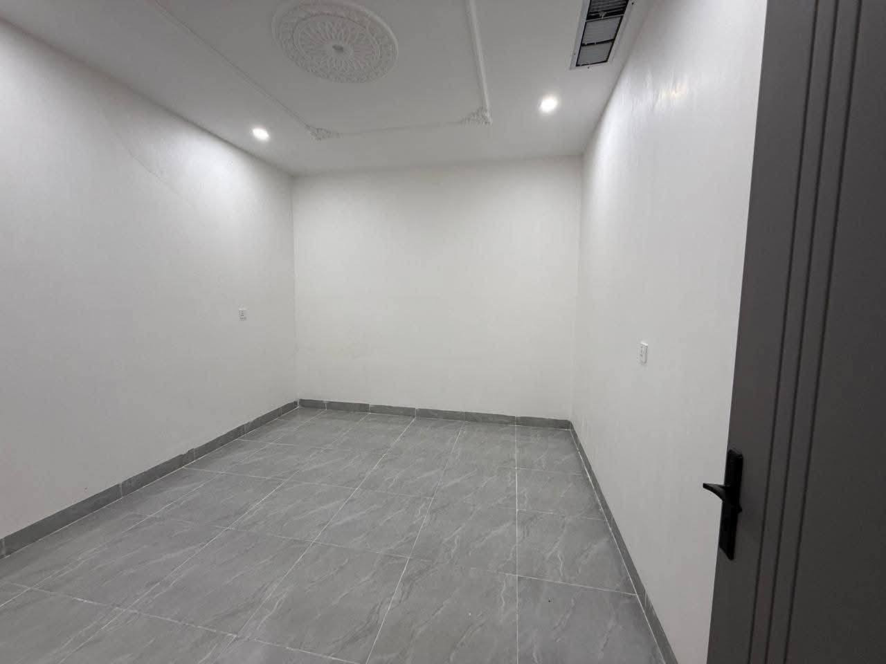 دار للبيع حي السكك طابقين ٤غرف وصاله ومطبخ ستقبال كراج صحيات المساحه ٢٦٠م شارع ١٥م صاد على ساحه شغل درجة أولى سنه البناء ٢٠٢٦ للستفسار اتصل ***********
