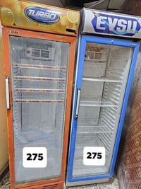 عارضات اسواق عمودي وبطحي كلهن شغالات وتبريدهن فول اسعارهن مكتوبة عليهن...