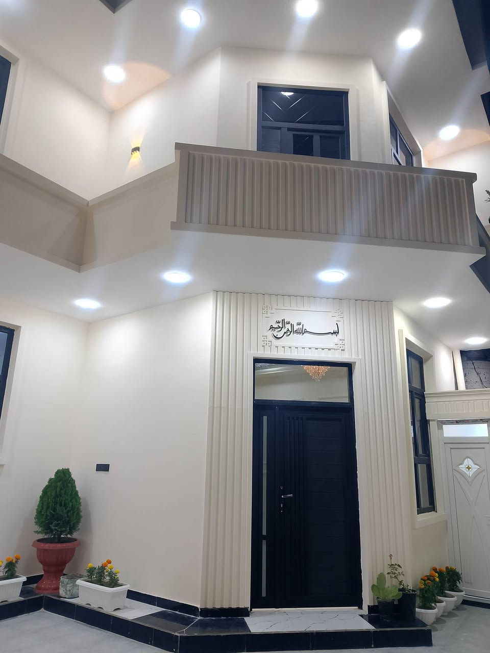 نسأل الله أن يرزق كل رب عائلة ماعنده بيت هيج بيت
#دار #للبيع 
أسمع التفاصيل 
1/ الدار حي الزيتون طابقين 
أول شارع مقابيل التارتان المساحه 200م
2/الارضيه رفت مع عمل منظومه مبيدات كامله تحت الأرض لمكافحة الارضه والحشرات بأشراف دكتور بيطري 
3/كراج كبير لدخول السيارة 
4/استقبال 8 في4 وربع 
5/ هول 5 في 10
6/ غرف عدد 2 قياس 5 في 4
 وغرفتين ع المبطخ والاستقبال نفس القياس مجموع غرف النوم أربعة 
7/مطبخ 5 في 4
منور على طول الغرف مابين الغرفتين 
السعر الاتصال على الرقم 
***********
أو مراسله الصفحه 
باقي التفاصيل توضحها الصور والفيديوهات مع التحية.
