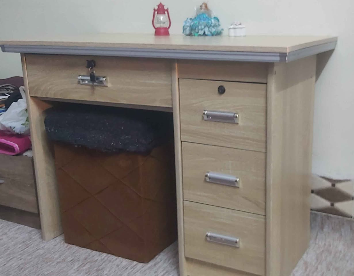 للبيع ميز مكتب للقراءة والكتابه وحفض الكتب والقرطاسية السعر 65  
*********** كركوك, العراق
