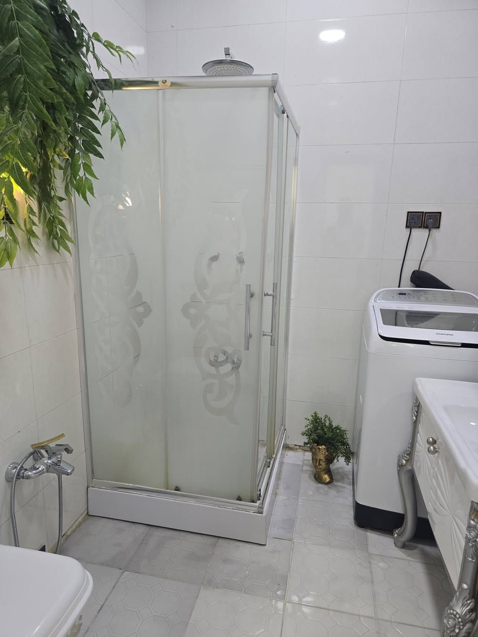 المساحه ١٥٠م طابق واحد
الواجهـــــــــة ١٥م النــــــــــــزال ١٠م
الكــوت الجــديــده شارع اليوداوي 
يتكون من استقبال وهول ومطـــــــبخ ومجـمــــــــع صحـــــــــــيات داخليه وغرفه نوم وبيتونه كبيره 
عرض الشارع ١٥م 
🌹مكتب أحمد أبو ميلاد للعروض العقاريه المميزه، 
يمكن التواصل عبر الواتساب على الرقم ***********
