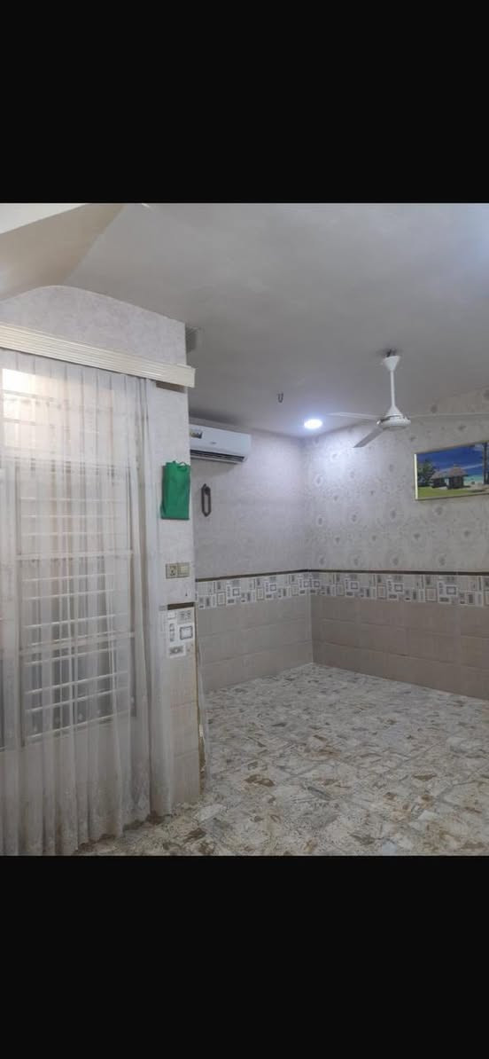 السلام عليكم
مشتمل للبيع 75 متر 
طابو صرف زراعي مثل ما مكتوب ب السند
الواجهه 6.75 متر
النزال 11 متر 
صحيات خارجيه 
الطابق الاول
مدخلين 
1.مطبخ
2.استقبال 
3.صاله معزوله 
4.منور وصحيات معزوله عن الصاله
الطابق الثاني
1.غرفه
2.مخزن
3.سطح
السطح مأسس كهرباء وشيش اذى تحب تكمل بناء
يعني البيت طابق ونص جديد ونضيف 
السعر 130 مليون 
الموقع الشعب مقابل محطة وقود سما بغداد ب الضبط 
يعني بينك وبين الشارع 3 دقايق او اقل 
***********
