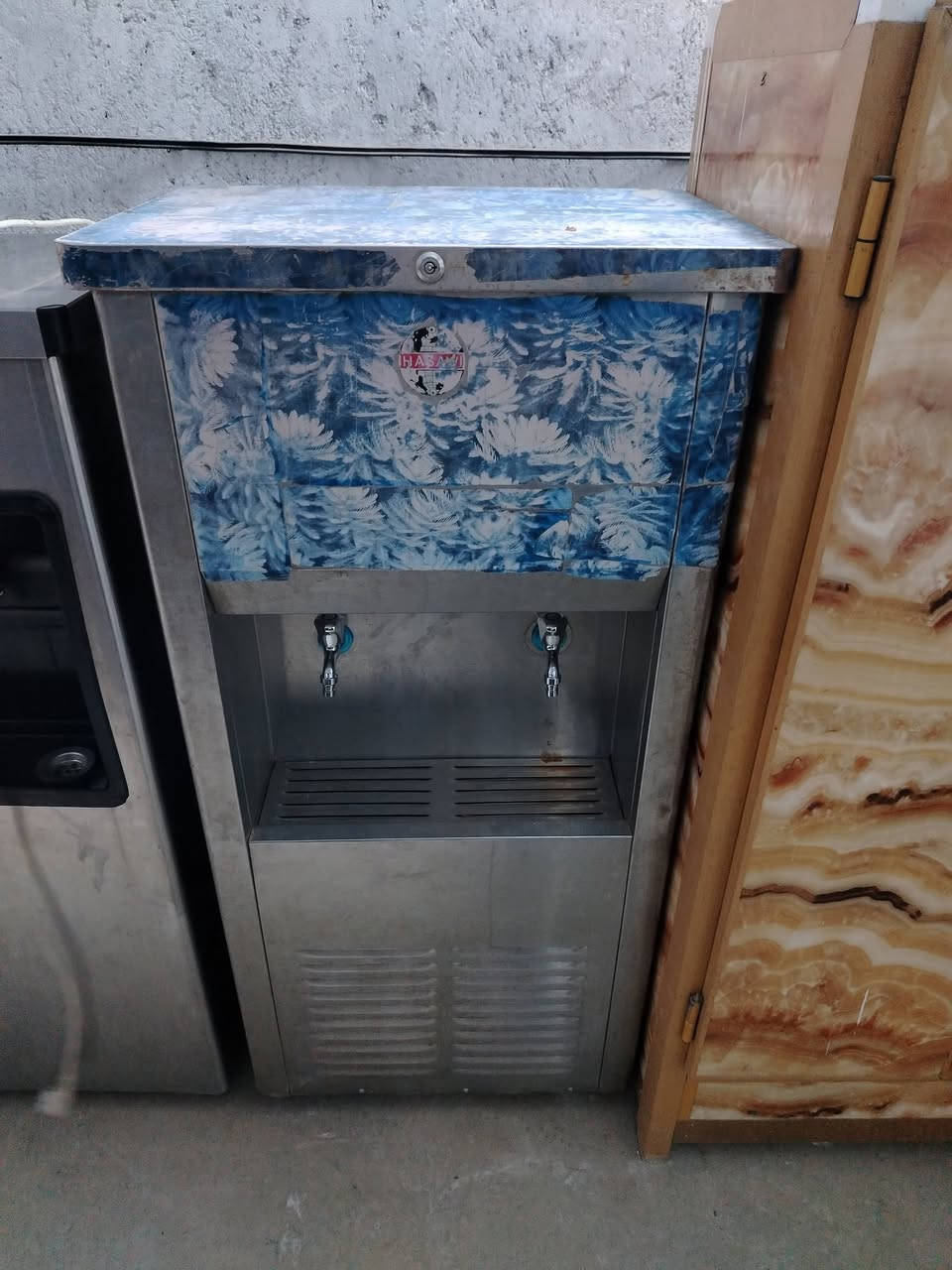 كبير 200 صغير 125 نهايته قفل شرط الشغل ثلج وضمان  وبلادي عنوان سماوه ام العصافير سايدين المجسر طريق المصلخ مجاور حسنيه ال زويد اكو توصيل ***********
