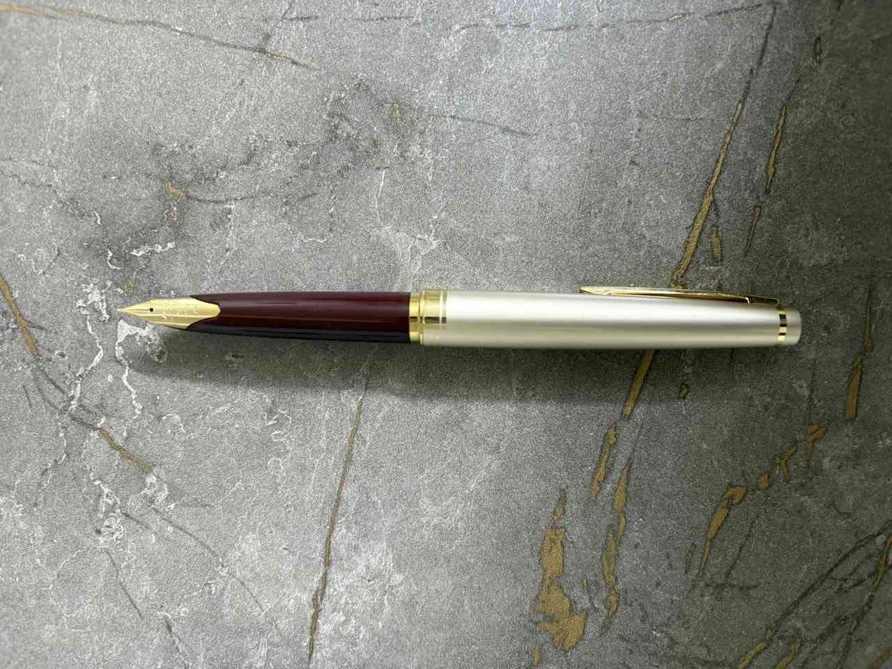 سلام عليكم،
قلم بايلوت ياباني

Pilot e95s

لون برغندي 

حجم السلاية M

قلم من الفئة الفاخرة سلايته مصنوعة من ذهب عيار 14 

——————————————————

كتابة سلسة ومريحة ووزن خفيف يساعد على الكتابة لساعات

القلم مستعمل نظافة 98% يأتي مع كامل ملحقاته الاصلية(العلبة، اوراق القلم، والكونفيرتر الخاص به)

السعر: ١١٠ الف دينار عراقي، وبيه مجال

لمزيد من المعلومات وللطلب يرجى مراسلتي خاص

——————————————————

يوجد توصيل لجميع محافضات العراق.


**إذا كنت صاحب هذا الإعلان وتريد حذفه لأي سبب، رجاءا أرسل رسالة إلى الدعم الفني**