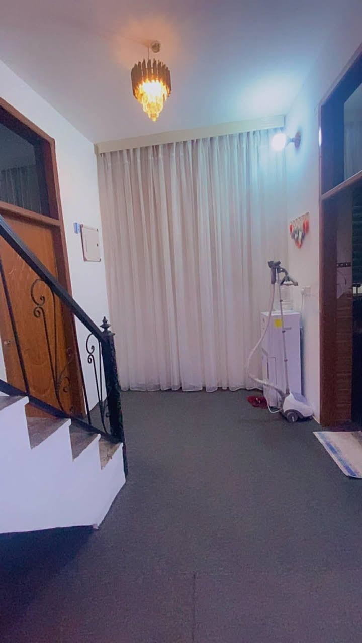 السلام عليكم بيع مستعجل 
على بركه الله يوجد دار مساحه ١٣٠ متر 
سنه البناء2024 البيت كامل اي نقص مابي 

بيت ركن  صاير 

طابو زراعي سند ٢٥

طابقين 

الطابق الاول   يتكون من 
شتايكر 
صحيات خارجيه 
مطبخ 
هول 
صاله 
حمام داخلي 
الصاله بيها ركن حايط حجر من اغلى نوعيه 

الطابق الثاني 
غرفه نوم 
ممر 
بالخريطه المفروض بعد غرفه ثانيه فوك بس لسه مبانيها 

سطح

العنوان الزوير الغربي 
شارع حسينيه الرسول 

البيت يصير مقابيل مزرعه الياس 

عرض الشارع ١٠ بس لسه ممبلط قيد التبليط 

المنطقه مشموله  بمشروع المجاري والتبليط
السعر ٩٠ وبي مجال
الاستفسار  ***********
