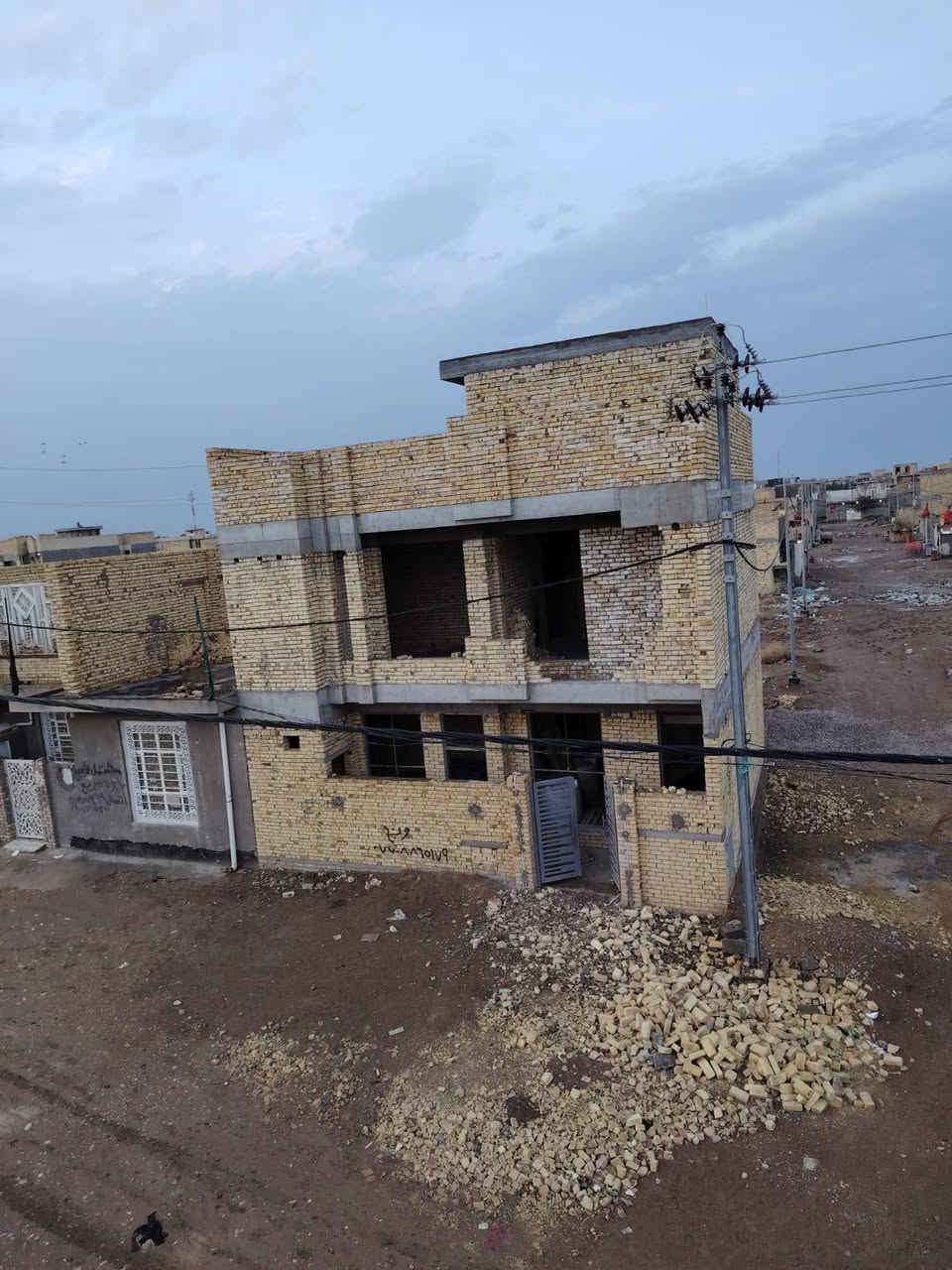 السلام عليكم مشتمل للبيع مساحة ١٠٠متر مربع ركن على شارعين طابقين الطابق الاول كامل مي ومجاري بناء درجة اولى كامل استارة بيتونة  ثالث قطعة عن شارع ٣٠ شارع احمد الوائلي السفحة الثانية متكون ٤ غرف نوم غرفة سويت استقبال صالة ومطبخ ٢تانكي حمامات عدد اربعة ٣داخلي واحد خارجي 
خلاطات درجه اولى علما االطابق الاول تاسيس الكهرباء بالكامل بوري وجكشن بيت يخبل تجي وتشوف بعينك بصراحة بيت مال جناي الله يشهد وعندي صور ومقطع فديو للبتلوا 
علما الماء والكهرباء بالباب ملاحظة / شرط ١٠٠ متر بالسند 
خاص موجود تلفون *********** العقار باسمي رقم القطعة( ٩٥٢٢ )
