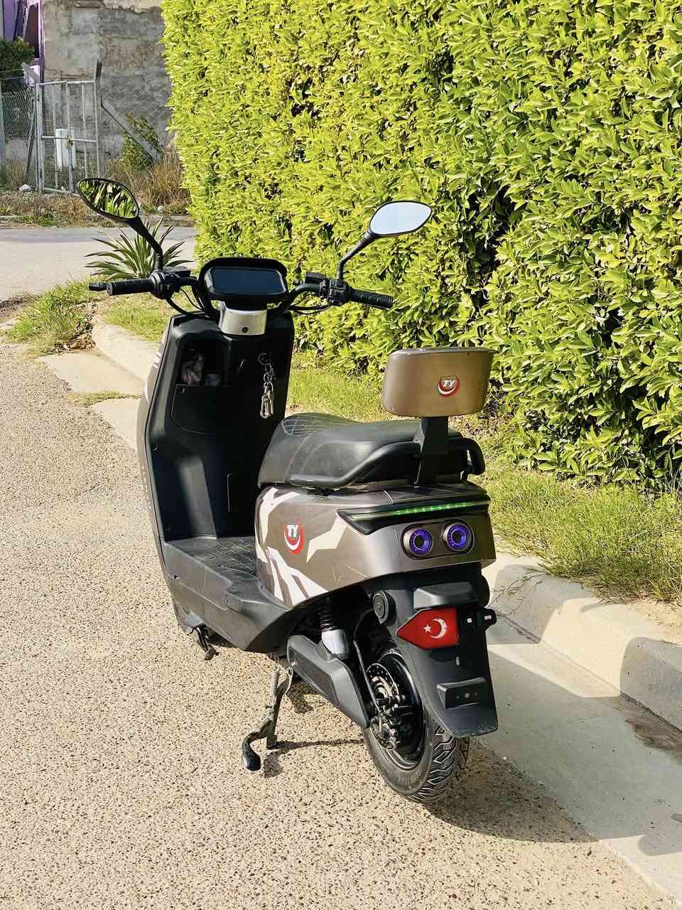 السلام عليكم
دراجه شحن 318 
6بطاريات تمشي 50 كيلو بالشحنه الوحده 
اشاره يمنه يسره دبل اشاره 
نظام بك 
لايت لد عالي ناصي 
سرعه 80 حقيقي 65 
نظافه 80‎%‎
سعر 525 
مكاني بغداد اليرموك 
رقمي ***********
