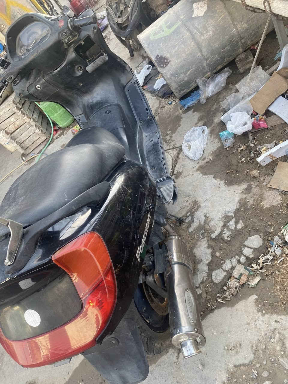 السلام عليكم دراجه للبيع فور سيات الدراجه مجفته بس إني ماستخدمه هسه بس جيب باتري أو بانزين شغل أو روح المكان سيطرت الشعب القديمه السعر 350 أو بيه مجال للشراي ***********
