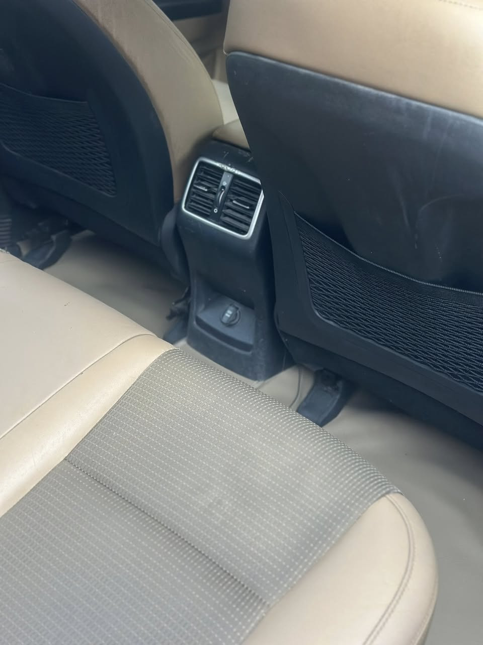 كيا سبورتج خليجي رقم بغداد الدولي الجديد موديل 2020 مكفوله بدون صبغ بدون بارد ماشيه 80 ألف السياره جديده على وضع الشركه برغي مامفتوح بيه من كل النواحي فقط رصعه بالجنطه باقيه نفسه ماملعوب بيه مواصفات 
بصمه / تشغيل عن بعد / تبريد شاشه / جنطه الخلفيه كهرباء / شاشه / حساس امامي خلفي / كأمره / الداخل جلد / مواصفات الباقي بلصور   
السعر 195 $$$$ نهايته
العنوان بعداد الكرخ 
للاستفسار /. ***********
