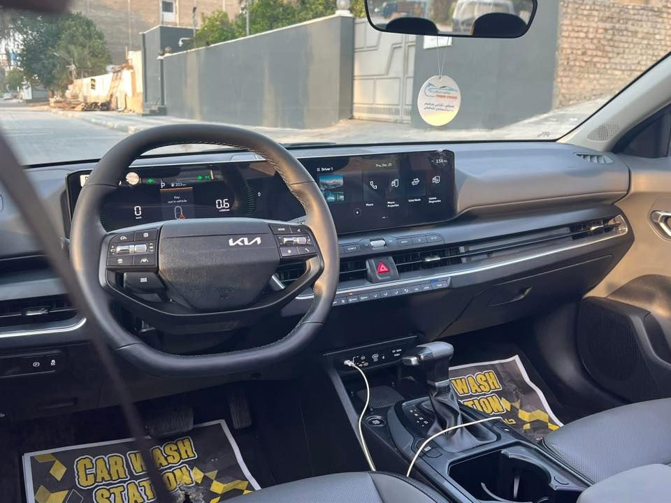 السلام عليكم كي فور شكل جديد موديل 2025 محرك 2000 دوش فئه سياره Ex فول مواصفات بيه صبغ بنيد وجاملغ بدون دواخل بدون يرباك ماشيه 1000 الف بعده زيرو صور حادث بلمنشور مكان سياره الكاظميه شارع اكد سعر 150 وبيه مجال قليل الاتصال ‭0770 793 8058‬
