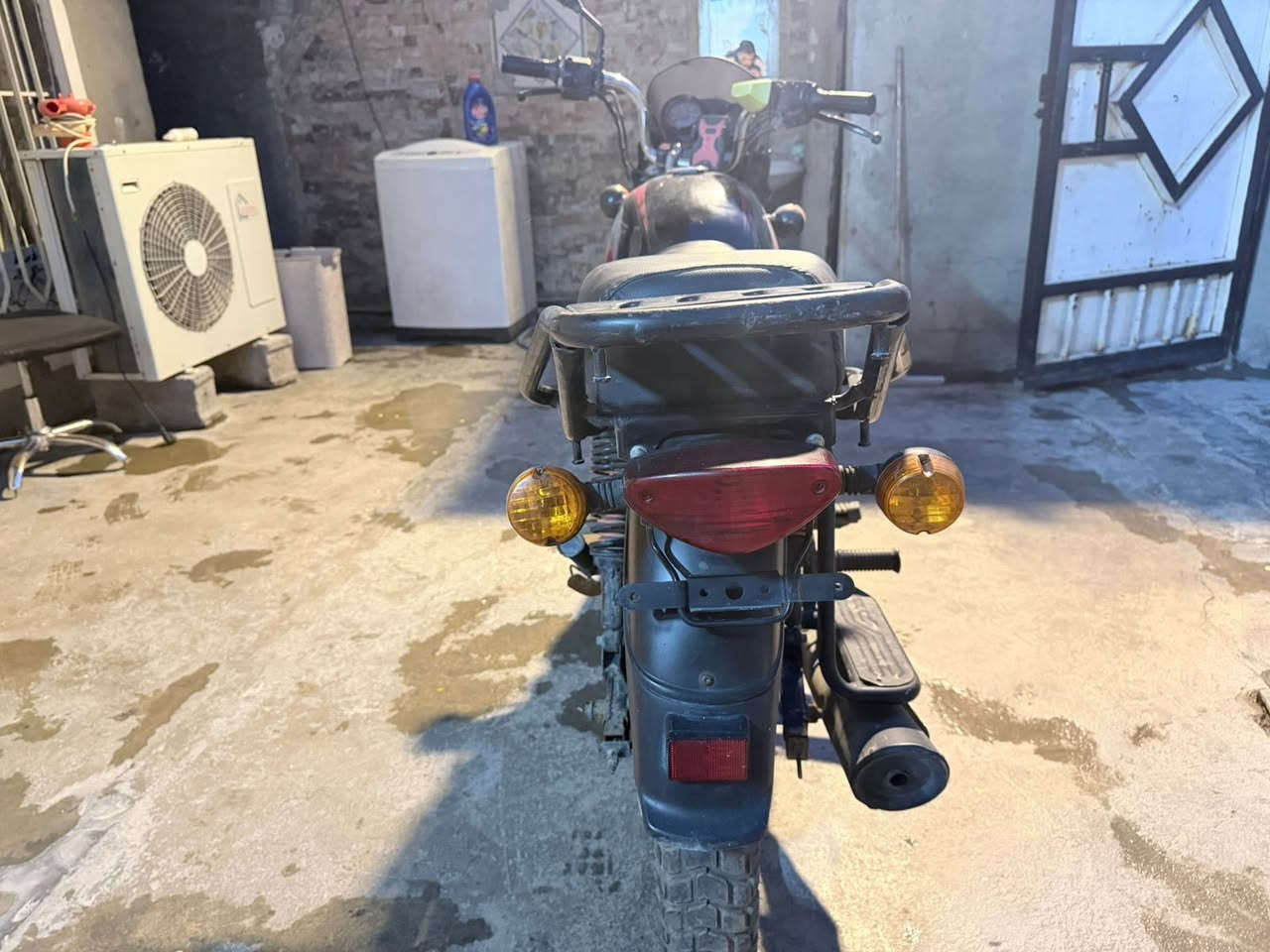 السلام عليكم شباب دراجه بوكسر للبيع مديل 22 تجفيت شركه وبعدها عل سحك السعر مليون وبيها مجال ومتوازي على فلوس العنوان بغداد الغزاليه ***********
