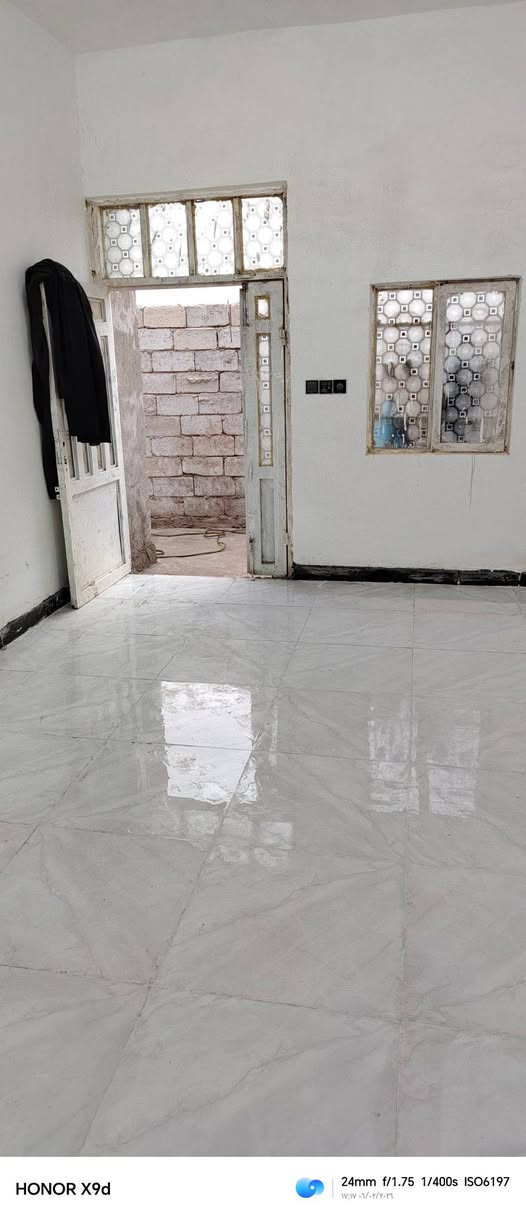 بيت للبيع مساحه 135  يرهم اقصاد بمقدمه فوك ال15
اساس صب بناء بلوك سقف عگاده 
يحتوى الدار على غرفتين وصاله ومطبخ واستقبال مغاسل داخليه و خارجيه 
(ملاحظه الاستقبال بعده هيكل  )
الموقع قرب المستشفئ الجديده يم ملعب قاسم بضبط خدمات كامله
 للتواصل الاتصال على الرقم ***********أو مراسلة  واتساب متوفر
