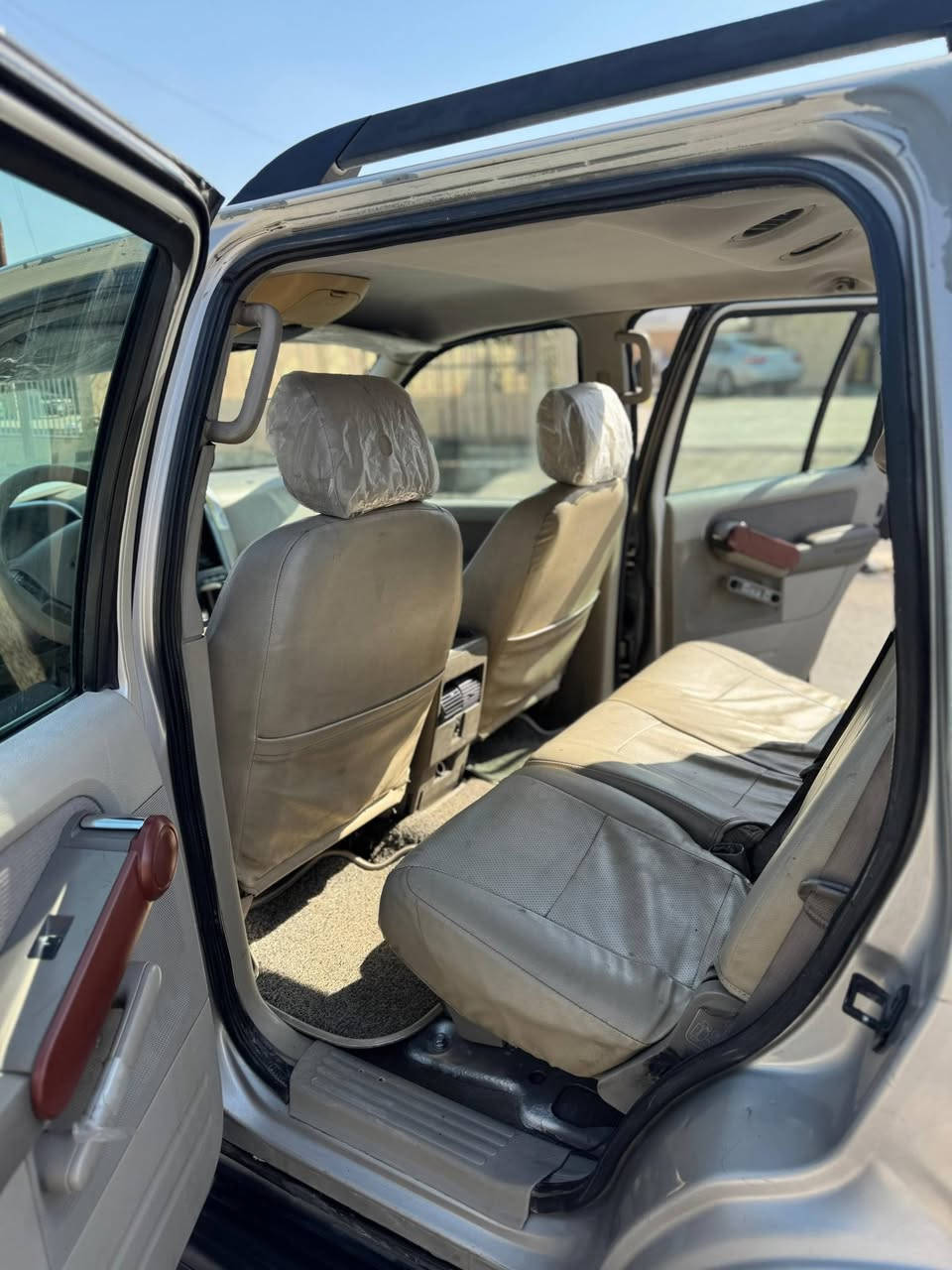 السلام عليكم 
للبيع فورد اكسبلور موديل٢٠٠٧ خليجي
محرك ٦ سلندر كير محرك شرط
بدون صبغ سياره جاهزه من كلشي 
تواير تخم كامل امامي خلفي جديد بلكارتون 
٧ راكب ٣قطع تبريد صدر جديد 
تبريد ثلج تدفئه لايت عالي ناصي زينون 
رقم بغداد دولي باسمي 
السعر٨٥ وبيها مجال 
العنوان بيجي قريه المزرعة 
***********
***********
