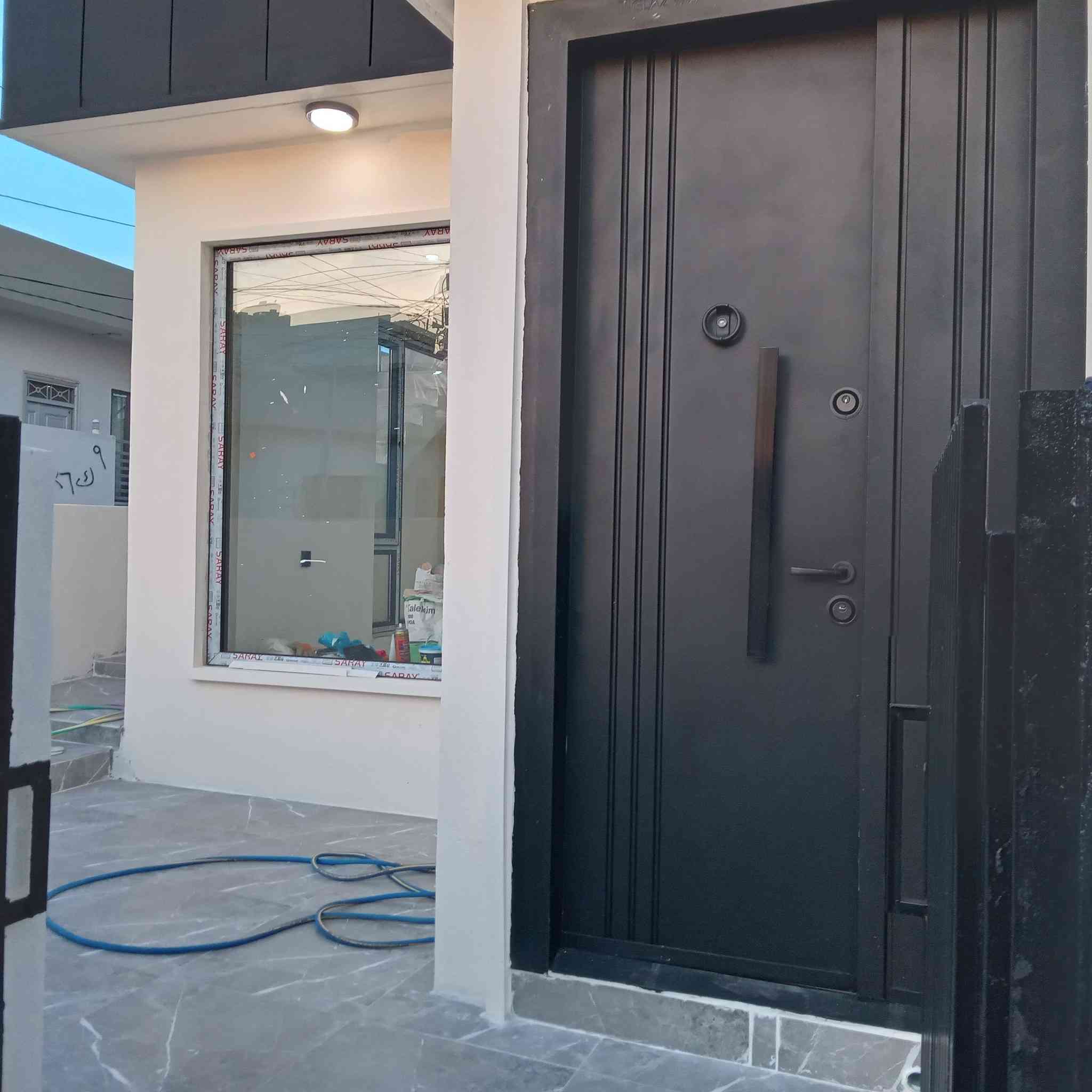 ئەم خانووە بۆ فرۆشتن لە بەکرەجۆ
ڕووبەری خانووەکە 122  مەتریی تاپۆیە
پێشی 9.40 مەترە قووڵی 13 مەتره 
خانووەکە لەشوێنێکی باشدایە نزیکی مەکتەب ودوکان ومزگەوت و گەراجی پاسە
خانووەکە پێکهاتووە لە ژوری میوان و مەتبەخ و دوو نووستن موشتەمەلات  
خانووەکە کامل کاشیەو دەکتی موبەریدەی بۆ کراوە سەقفی مەغریبیە 
نرخی ئەم خانووە 6 دەفتەر و 20 وەرەقەیە
بۆ زانیاری زیاتر پەیوەندی بکەن بە نوسینگەی نوێ بوونەوە ***********
