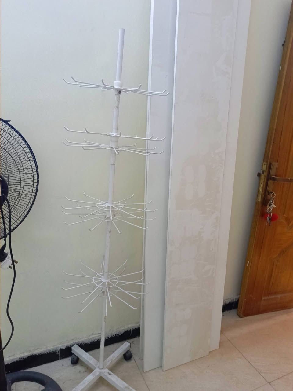 رفوف مع ستاند اكسسوارات
للاستفسار الاتصال واتس ***********
