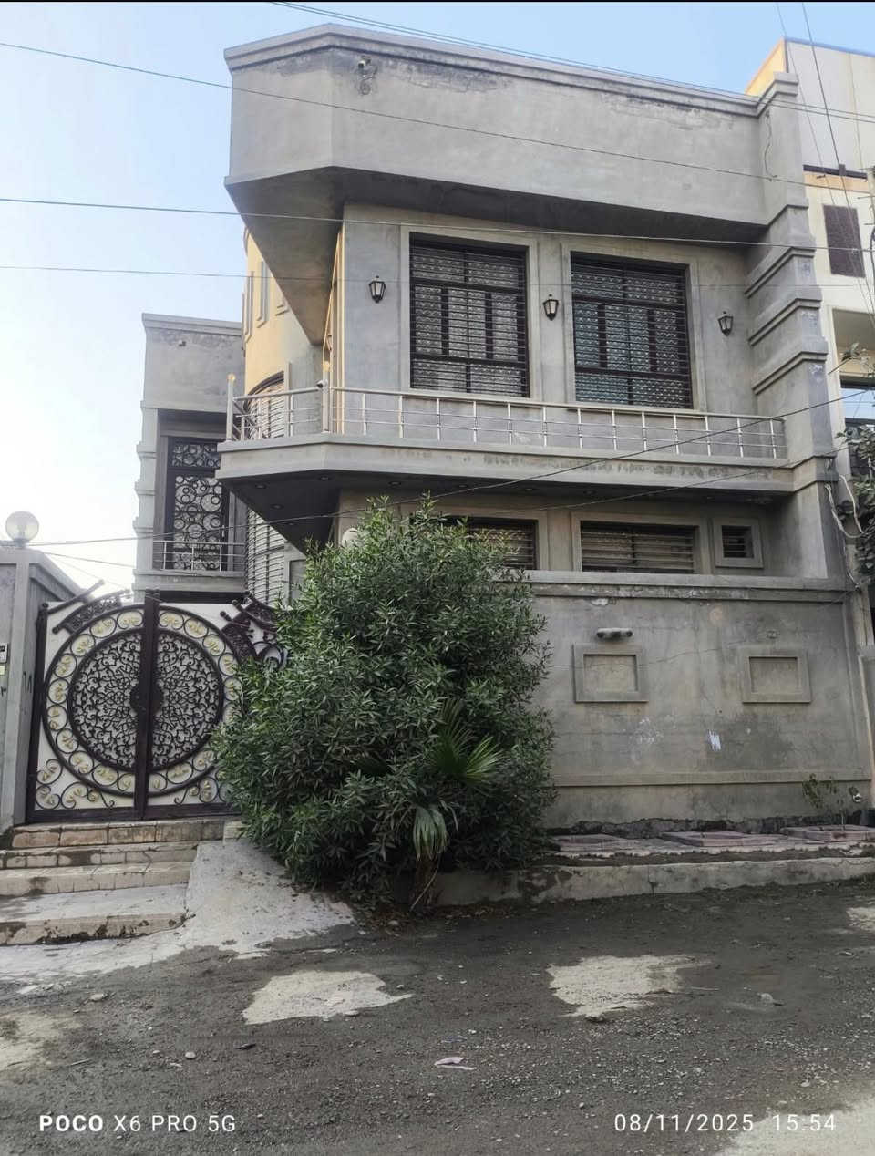 اعلان للبيع
دار مساحته 130
الوجه 10 نزل 13 ركن 
ملك 100 متر 30 اوقاف 
فرع سليم دروش بشارع 12 
يبعد عن الشار العام 100 
يحتوي على صاله ومطبخ 
وحولي اربع غرف نوم 
وخدمات فوك وجواه وخارجيه 
اللا ستفسار مكتب المصطفى 
هاتف ***********
