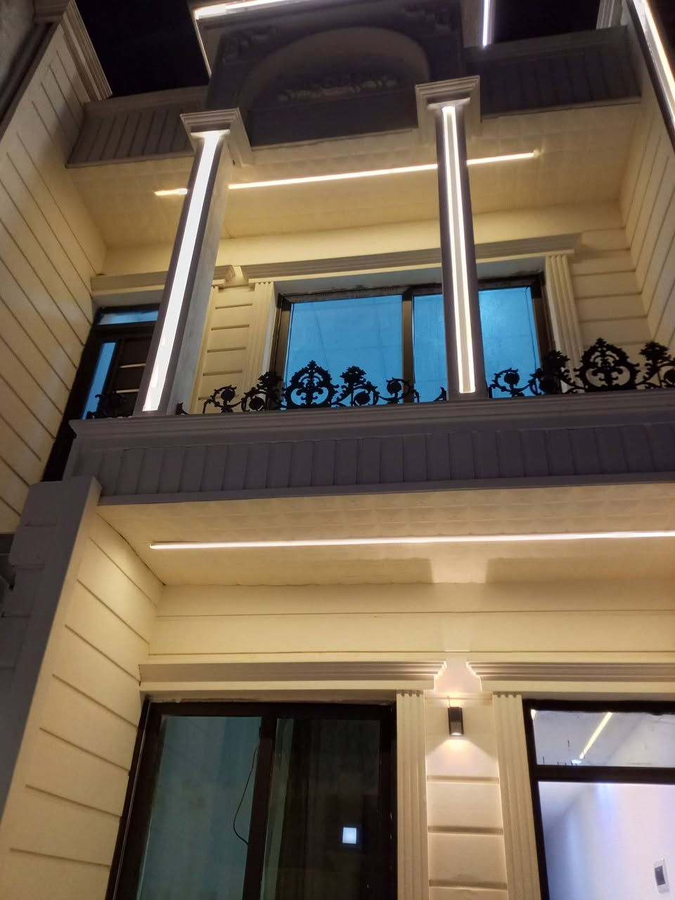 سلام عليكم بيت 100متر للبيع بناء فول قاطع ونص سقف مغربي نضام تكت موقع 16اب خلف التجاري مقابل مجمع لولوه سعر 46 مليون بي مجال ***********
