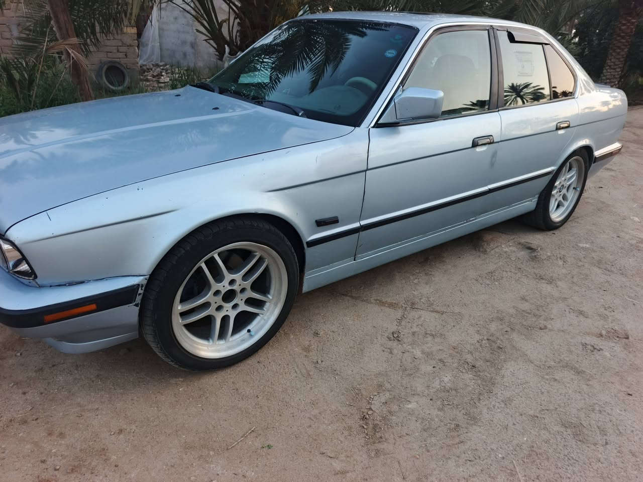 للبيع BMW
السياره حلوه تحتاج حداديه وتبريد 
تعال وشوفها و الك اليرضيك اريد ابيع
***********

