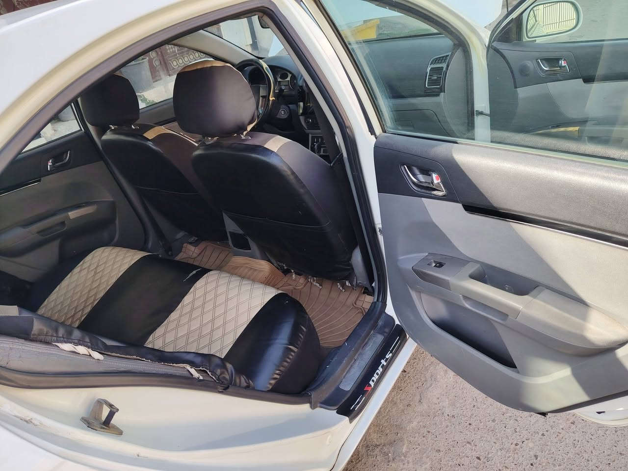 ام كراند موديل٢٠١٣ رقم بغداد اي حادث مابيه رقم انكليزي سنويه ٣٠ سياره نظيفف جدا تخم تاير حجم ١٦ داخل جلد تبريد المكيف يشتغل؛ شاش كامري خلفيه كهربائي مكينه ١٨٠٠ بلادي السعر ٦٦ بيها مجال العنوان زعفرانيه اي استفسار على رقم ***********
