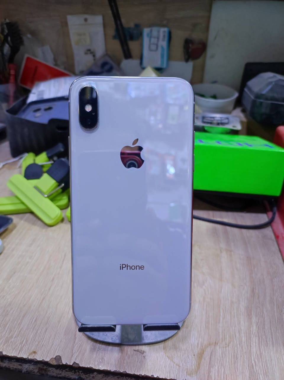 ايفون X
ذاكره 64 
بطاريه 73 انسى الصرف ... 
مكفول من الفتح يعني شرط مامفتوح 
سعر خاص بيع فقط يعني مراوس ماكو 
حله ابي غرق 
***********
