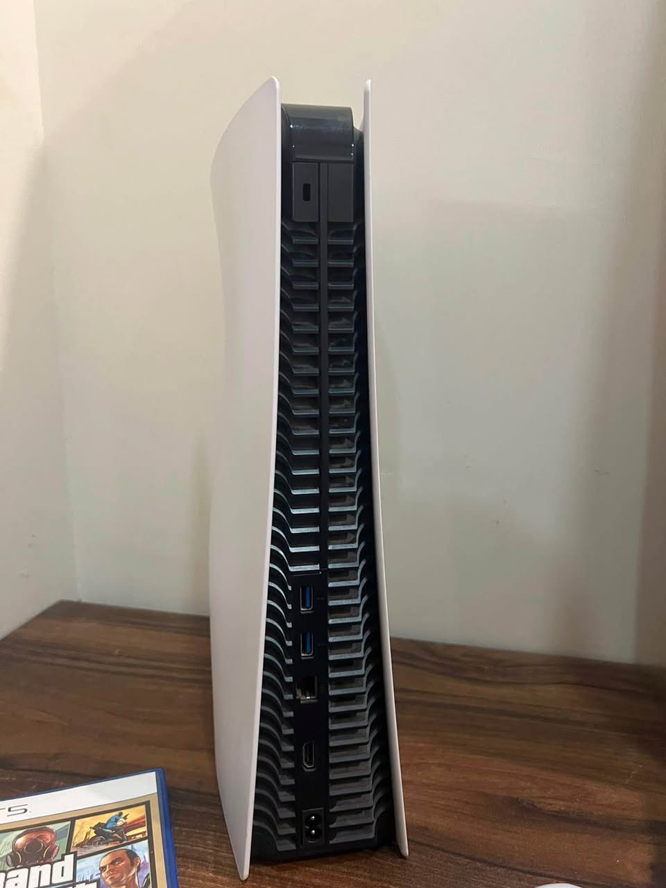 پلەیستەیشن ٥ (PS5 825GB) لەگەڵ ٢ کۆنتڕۆڵەر و ٣ یاری – زۆر خاوێنە

پلەیستەیشن ٥ (فێرژنی دیسک - 825GB) بۆ فرۆشتن. ئامێرەکە زۆر کەم بەکارهاتووە و تەنها لە کاتی پشووەکاندا یاری پێکراوە، بۆیە زۆر خاوێنە و وەک نوێ وایە.
چی لەگەڵدایە:
 کۆنسۆڵی PlayStation 5 (825 GB)
 ٢ دانە کۆنتڕۆڵەری ئەسڵی 
 هەموو وایەرە سەرەکییەکان (کارەبا و HDMI)
 ٣ یاری بەهێز (بە دیسک):
 GTA V (Grand Theft Auto 5)
 Call of Duty: Modern Warfare 3
 FIFA 22
ئامادەیە بۆ یاری کردن و هیچ کێشەیەکی نییە!

Title: PlayStation 5 (825GB) Bundle – Excellent Condition with 2 Controllers & 3 Games
Description:
Selling my PlayStation 5 (825GB Disc Edition) in excellent condition. It was barely used and played only during holidays, so it looks and works like new.
What’s included:
 PlayStation 5 Console (825 GB)
 2 Original DualSense Wireless Controllers
 All necessary cables (Power, HDMI)
 3 Top Games (Physical Discs):
 GTA V (Grand Theft Auto 5)
 Call of Duty: Modern Warfare 3
 FIFA 22
Perfect bundle to start playing right away! أربيل, العراق


**إذا كنت صاحب هذا الإعلان وتريد حذفه لأي سبب، رجاءا أرسل رسالة إلى الدعم الفني**