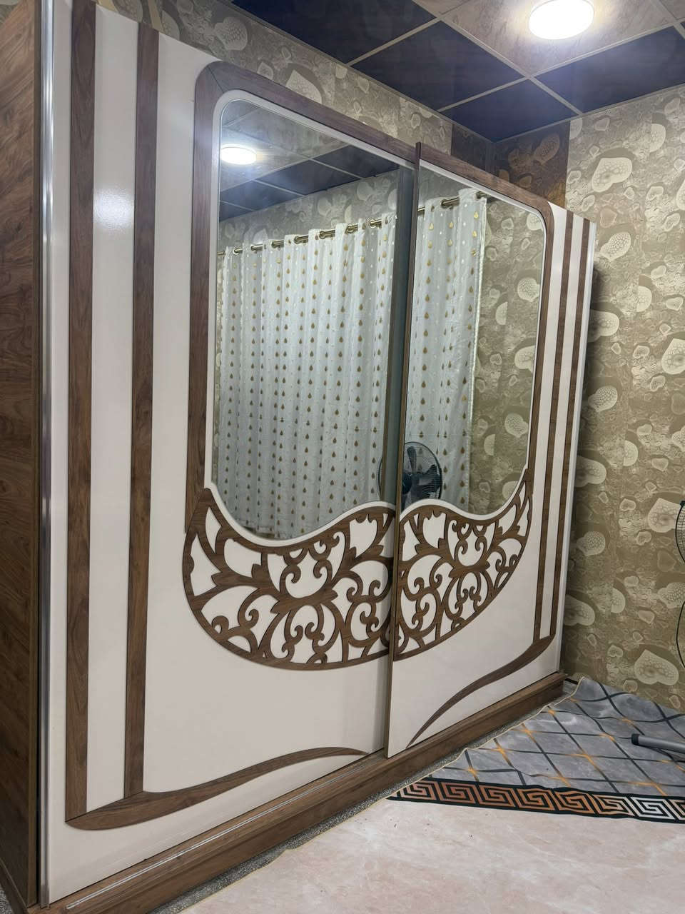 ‏سلام عليكم وغرفة نوم للبيع خمس قطع
‏***********
