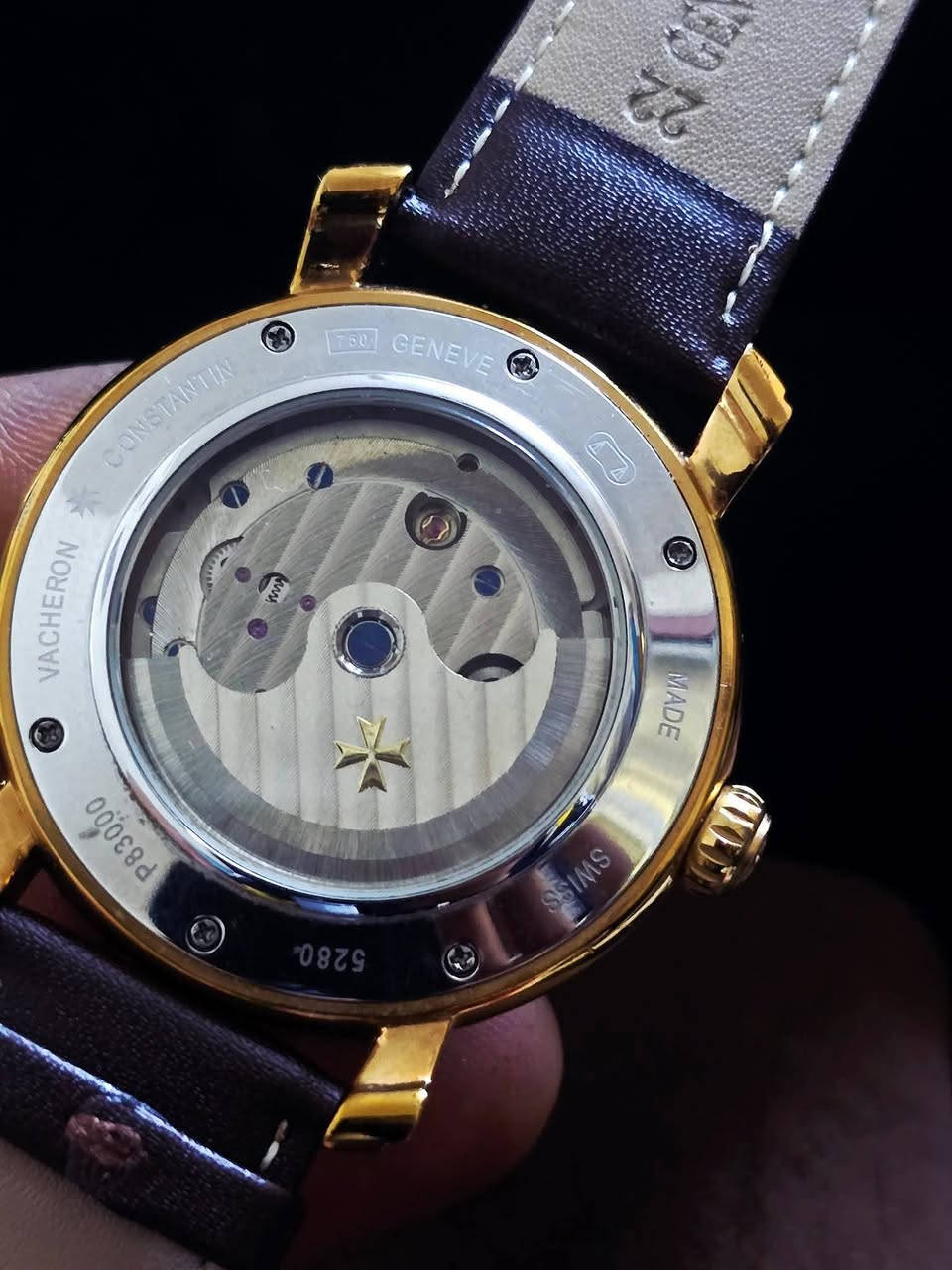 فاشيرون كوستنتين 
كوبي باله اوتماتيك 
طلاء ذهبي ثابت 
رقاص ظاهري مكشوف 
سنتر شحن 
ظهر زجاجي مكشوف 
سير جلد مبدل قفل سير اصلي 
نظيفه جدا 
قطر ٤٥

١٢٥ الف 
المكان اربيل 
يوجد توصيل 

Samer Akeel AlJboory 
https://www.tiktok.com/@samerakeelwatch?_r=1&_t=ZS-92XzzfzgLln


**إذا كنت صاحب هذا الإعلان وتريد حذفه لأي سبب، رجاءا أرسل رسالة إلى الدعم الفني**