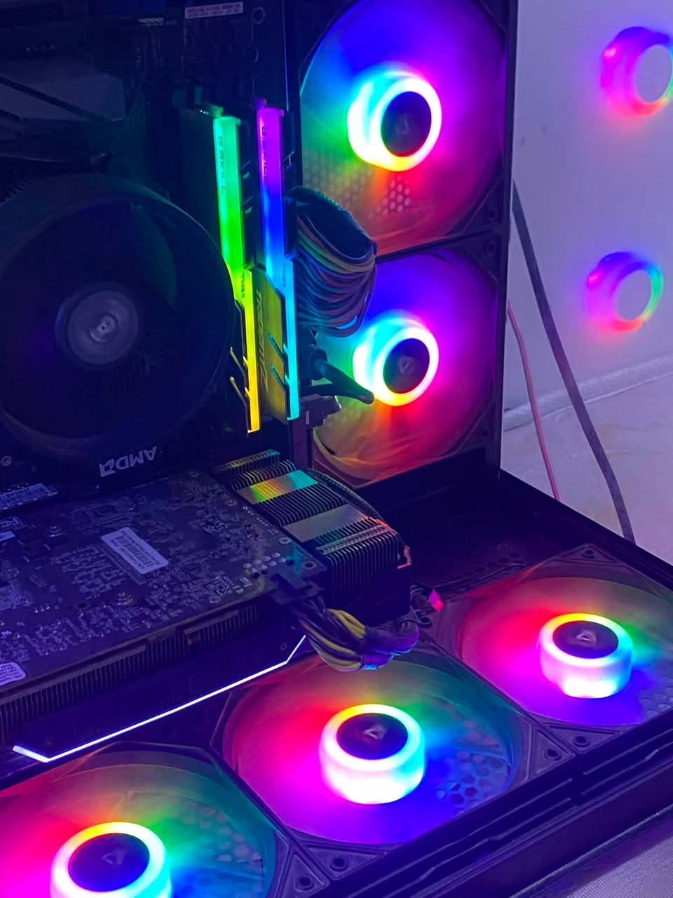 السلام عليكم تجميعه للبيع ‼️
المواصفات الكارت شاشه 2060 6g 
المعالج R5 2600
رامات 16 rgb  
ssd512
HHd1T
مع شاشه من شركه ايسر 165 هرتز ماوس ريد دراكون RGb كيبورد شركه رايزر حجم 60 مع سماعه نسيت شركتها بس خوش سماعه 
مذربورد asus B410 الحاسبه استعمال قليل السعر 750 قفل تواصل ***********
