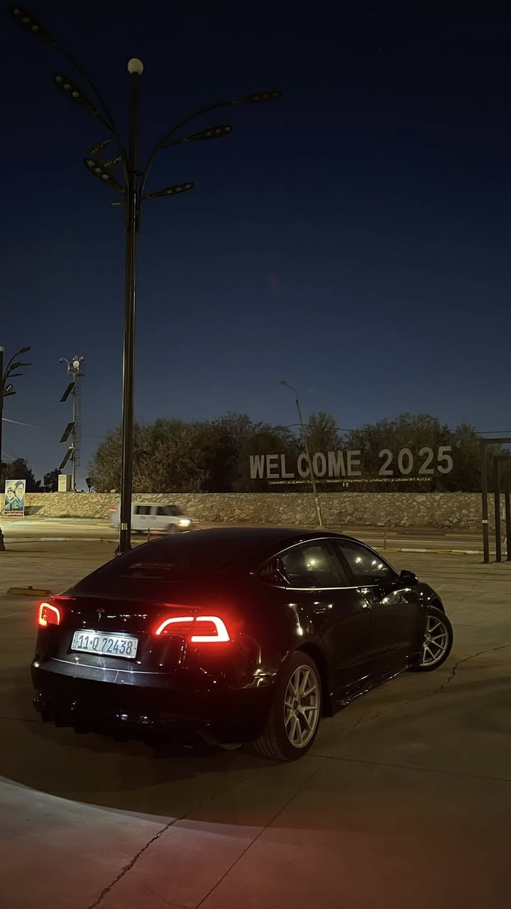 السلام عليكم تيسلا مودل 3 /2023
السياره اونلاين الابلكيشن الاحمر مال تيسلا شغال
ماشيه 74 الف كيلو 
تخم تاير جديد صدر وحداديه كلها جديده البارحه بدلتها 
وعليها اهواي اضافات 
استيرن يوك
اناره محيطيه متغير الاوان 
دفيوزر خلفي 
حادث امريكا صندوق وجاملغ خلفي 
وبغداد صار بيها حادث 
الصبغ 5 قطع وبيها اماكن بارد 
السعر135$ وبيها مجال سعرها حيل مناسب 
 المكان بغداد رقمي ***********
