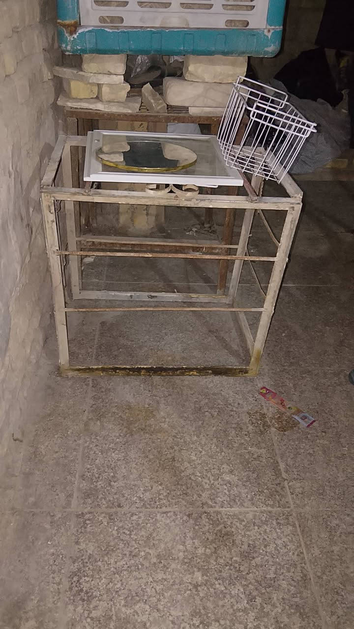 ابواب للبيع باب مطبخ ولاب غرفه نظيفات جدا وشباك وقفص مكيف ت***********@
