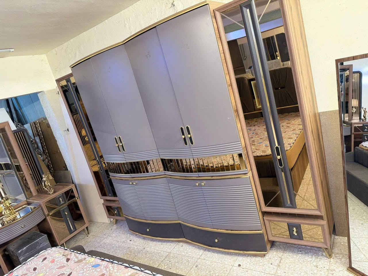 ✨ غرفة تركي مودرن اصلي 9 قطع ✨
نظام أبواب مضلع 
سرير مخزن عملي واناره شغاله 💥
 ضهر بلوك
 قماش وتر بروف أصلي
✨ نظافه 90/💯
 شد ونقل مجاني داخل بغداد
 توصيل للمحافظات بكروه
*********** واتس اب
