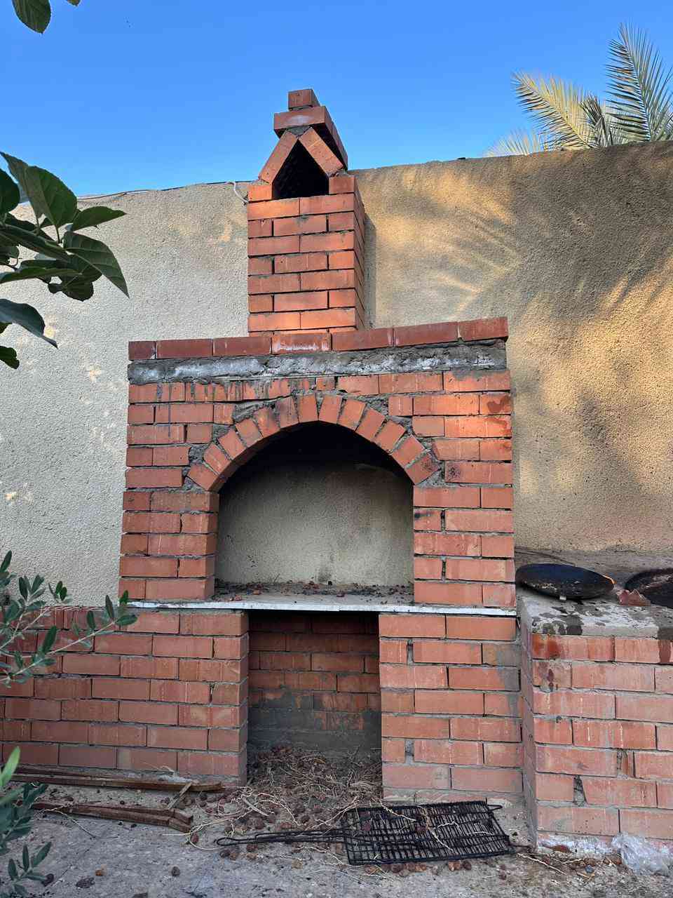 منتجع للبيع – موقع مميز خلف جامعة العميد
📍 شارع المنتجعات والفلل – منتصف الشارع
🔹 المساحة: 950 م²
🔹 السند: طابو زراعي (25)
✨ تفاصيل المنتجع:
حمام وتواليت خارجي
ممر طويل مسقّف بالخشب والقصب
إضاءة كاملة لكامل المنتجع (كما موضح بالفيديو)
مكان شواء جاهز مبني من الطابوق الأحمر
ماطور ماء كبير للسحب + ماطور صغير للتنزيل
بئران ارتوازيان
شبكة سقي متكاملة مع مضخات ومرشات لكامل الحديقة
نافورة وحوض في وسط الحديقة
كوخ بطراز ريفي جميل
مسبحان:
مسبح كبير
مسبح خاص للأطفال
🏡 دار استراحة متكاملة:
غرفة نوم
صالة
مطبخ
حمام كبير يحتوي على مقعدين (شرقي وغربي)
غرفة نوم مؤثثة مع تخم قنفات
ميز وكراسي جميلة
مرجوحة في الحديقة
✔️ جميع الأثاث والمحتويات تباع مع المنتجع
🌿 إضافات وخدمات:
سخان ماء
3 خزانات ماء سعة (1000 لتر)
4 أقفاص طيور موزعة في الحديقة
شارع مبلّط
خدمات متوفرة: ماء، مجاري، كهرباء، وخط اشتراك مولدة
💰 السعر: 425 مليون
📞 للاستفسار يرجى التواصل خاص كربلاء, العراق


**إذا كنت صاحب هذا الإعلان وتريد حذفه لأي سبب، رجاءا أرسل رسالة إلى الدعم الفني**