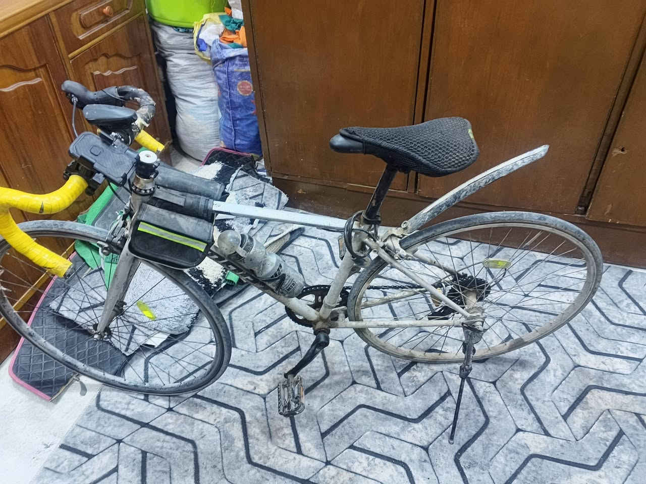 سلام عليكم
خوان بايسكل نضيف والله بس متروك 
كلشي شغال بس لبرك الخلفي لا لازمله يده 
بايشكل رياضي وخفيف وسريع ابيع على حطته ماعدي وقت ارتبه موجود خاص واتساب او رقم ***********
ابيع ب 110 وبي مجال لشرايه
