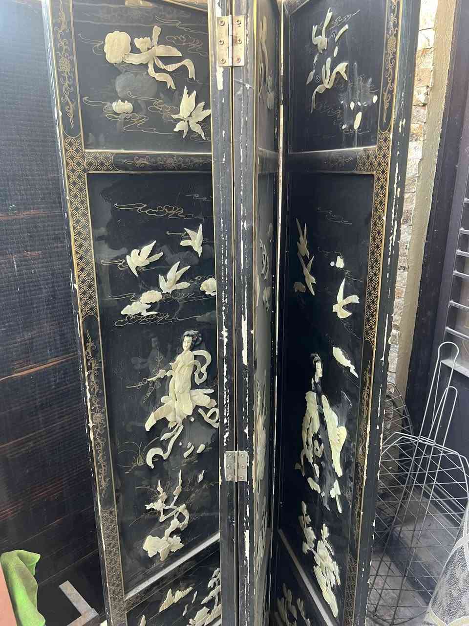 للبيع
بارافان صيني مطعّم بالصدف
 • أو شاشة فصل صينية تقليدية (Chinese Folding Screen)

استخدامه:
 • تقسيم المساحات داخل المنزل.
 • قطعة ديكور فاخرة في الصالات أو المكاتب.
 • يُستخدم أحياناً خلفية للتصوير بسبب فخامته.

ملاحظة على حالته:

يظهر في الصور وجود تقشّر وخدوش في الطلاء، وهذا طبيعي إذا كان قديماً. إعادة التلميع (Restoration) ممكنة وترفع من قيمته

الوصف:
 • يتكوّن من عدة ألواح خشبية متصلة بمفصلات، ويمكن فتحه وإغلاقه.
 • اللون الأساسي أسود مع زخارف ذهبية على الإطار.
 • الزخارف مصنوعة الصدف الطبيعي (عرق اللؤلؤ) محفور وملصق يدوياً.
 • الرسومات تمثل:
 • سيدات بلباس تقليدي شرقي (طابع صيني/آسيوي).
 • طيور محلّقة.
 • زهور ومناظر طبيعية هادئة.

للاستفسار *********** وتساب فقط
