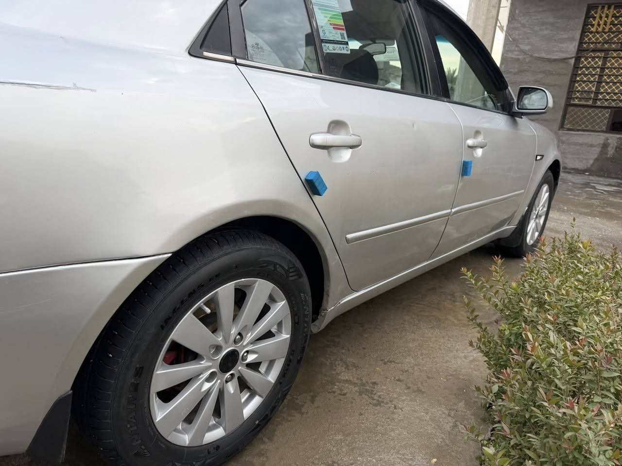 سوناتا ٢٠٠٦ محرك أربعة سلندر وارد ضررها جنطة حوض وجاملغات خلفية ومصلحات. مصبوغة عام اثر جراد . بجم مكفول.بغداد رقم جديد باسمي السنوية لل٢٠٢٩
محرك وكير مكفولات 
تدفئة تبريد . منظومة تبريد شديتها ٥٥٠ ألف 
كهربائيات مكفولة من الدعامية للدعامية على وضع الشركة
تخم تاير نكسون ياباني شاده قبل كم شهر
باتري كوري اصلي شديته جديد ب٩٥ 
ويل كب جديد
ارضية جلد
شاشة وكاميرا اصلي
تخم أذن محرك عدد ٤ اصلي شديتهم قبل ٢٠ يوم
لايتات وبلاجكتورات كله تبديل جديد بيها لايت فول
منظومة بانزين كله جديد
منظومة ماء جديد جوينات وماء اخضر اصلي وولف حماوة كوري
دهن وفلتر مبدل جديد اصلي B7
ناعمة جدا بالمشي وبالعافية على الي ياخذها مايتعب
السعر ٩٠ وبيها مجال بسيط
مكاني بغداد أبوغريب 
***********
