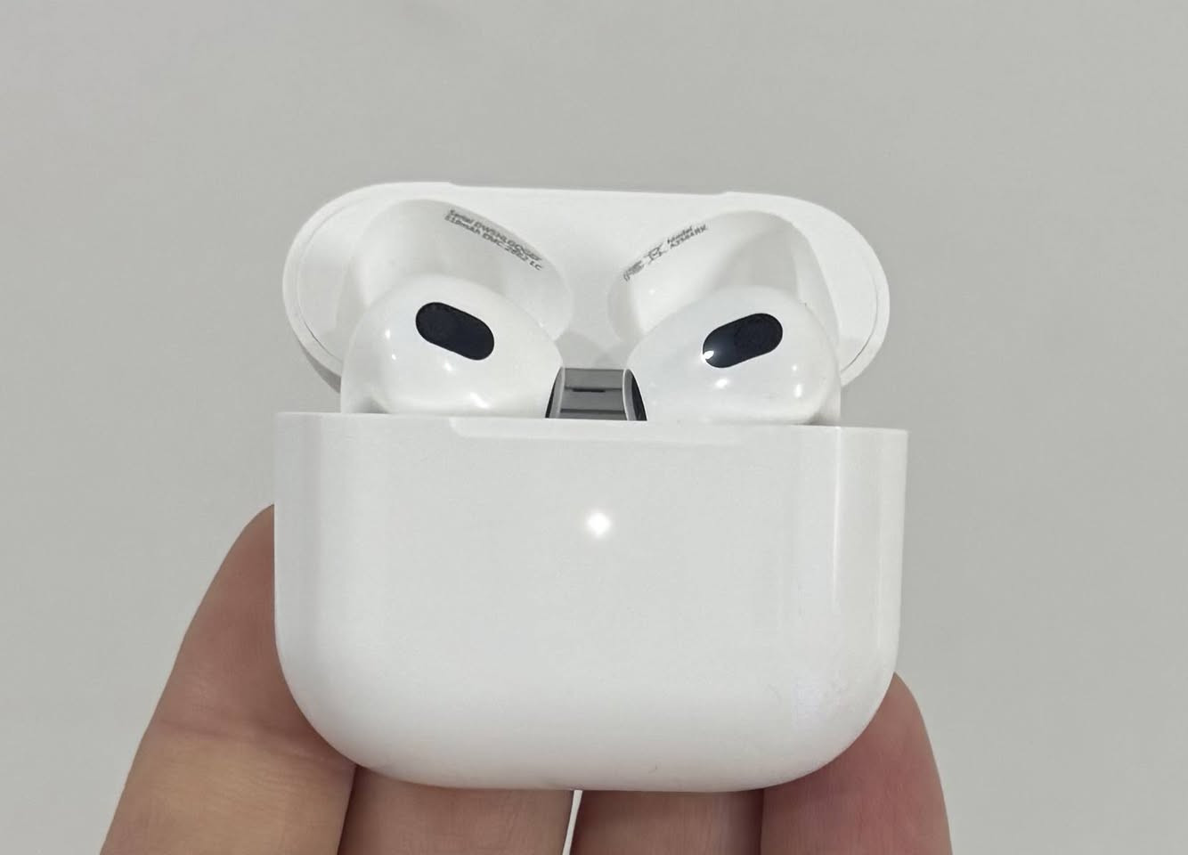 ايربود 3 جيل ثالث اصلي أمريكي 
اصلي أمريكي باله نظافة 100% 
بعدة بضمان شركة ابل ( بدون كارتون ) 
#عزل_تحديد_مرقع إيمي بموقع ابل ضمانها من ابل ينتهي 2026/4 بالإعدادات 
السعر 25 ويا توصيل 
حجز واتس اب ***********
