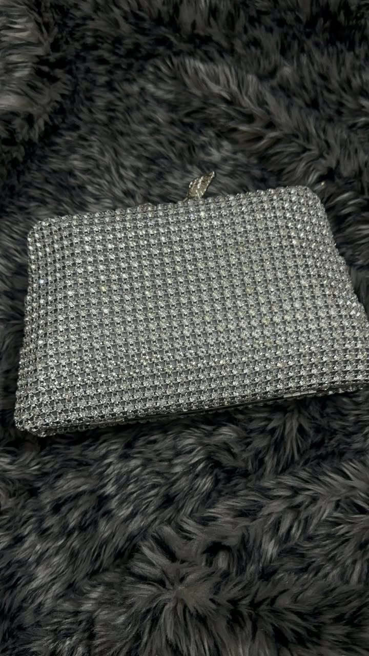 عندي مسكات
بسعر الجملة 
الي يريد 
يراسلني 
***********
