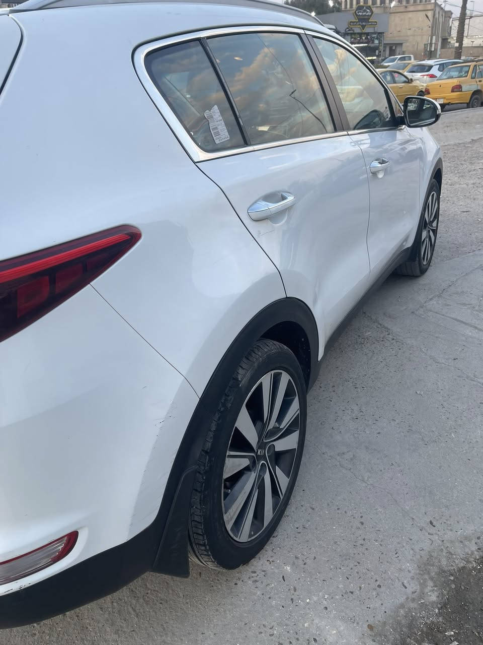 السلام عليكم كيا سبورتج 2018 ماشية 100 الف رقم بغداد سيارة نظيفة صدر تايرات مكينة كير تبريد كلة مكفول وجديد السعر 177 وبيهة مجال / ملاحظة بيهة: بارد بالباب عكس السايق والباب الخلفي بارد بسيط اثر طخة مكاني الاعظمية / ***********
