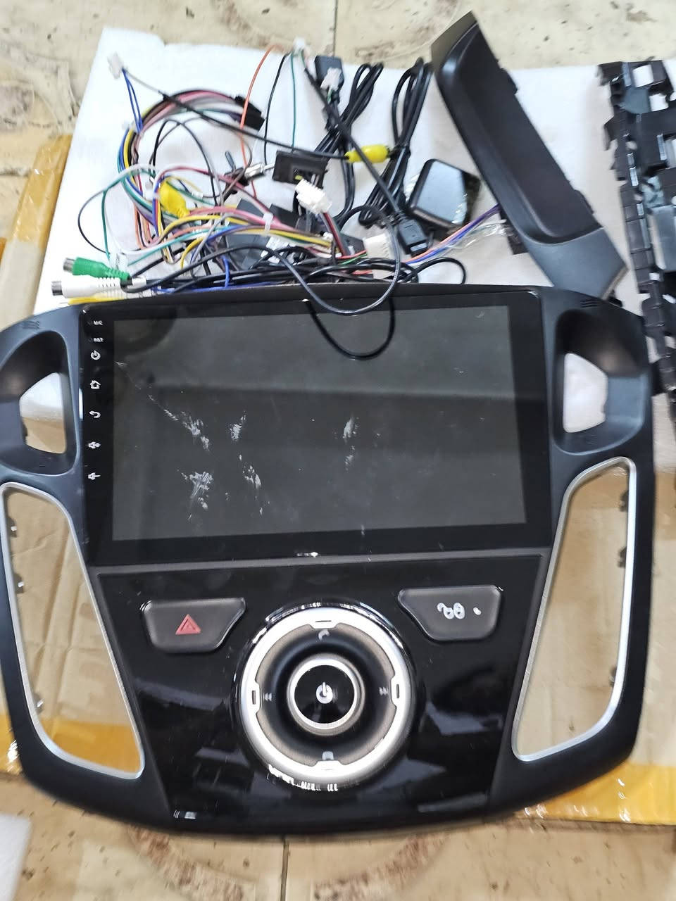 السلام عليكم شاشه فورد فوكس طلعت بالمزون من مديل ٢٠١٣ إلى ٢٠١٨عتقد جديده غير مستعمله خلي سعرك الي اقل من السوق وبلعافيه عليك ***********###  ***********
